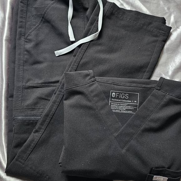 FIGS Men's Medical Scrub Set - Picture 2 of 8